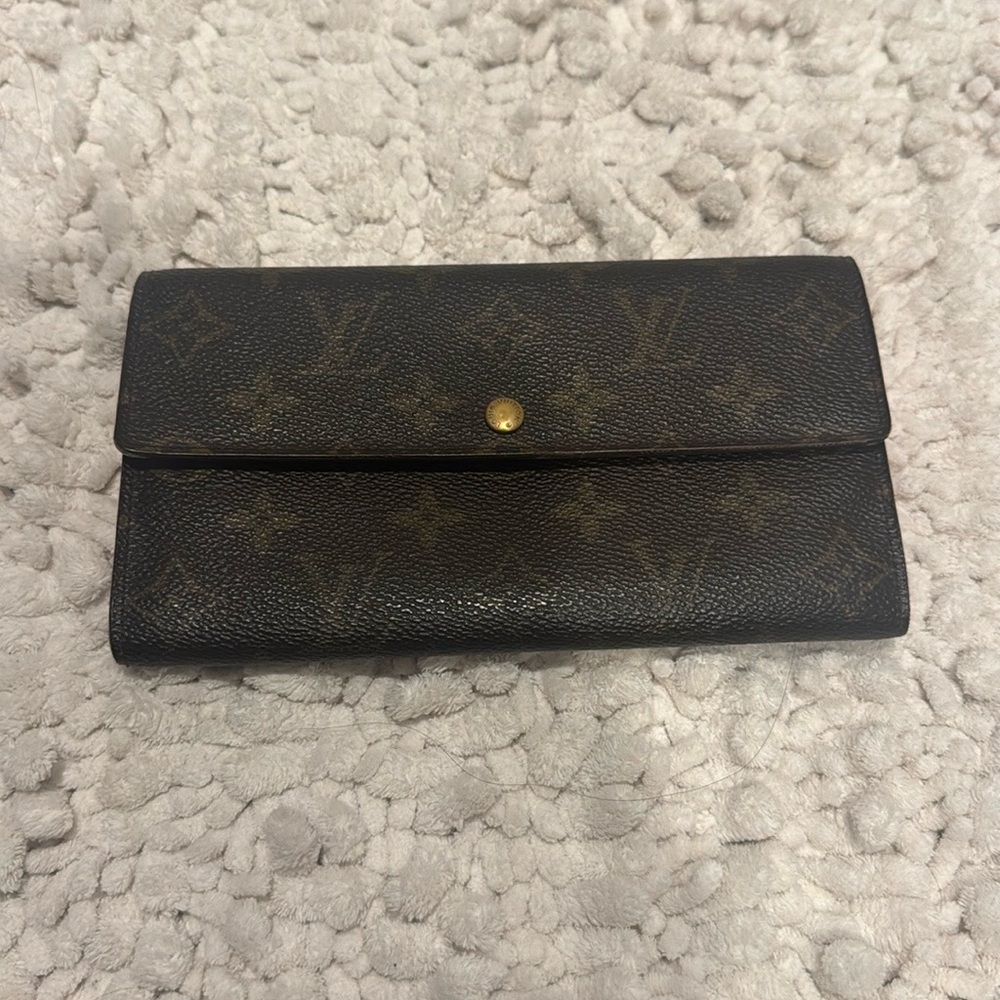 Vintage Louis Vuitton wallet. In good condition, come with authentication paper